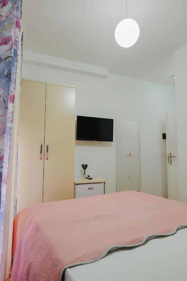 Eden Suites & Apartments Sarandë Esterno foto