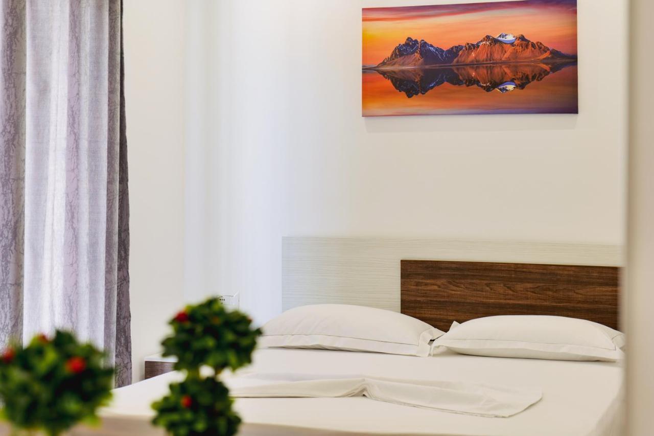 Eden Suites & Apartments Sarandë Esterno foto